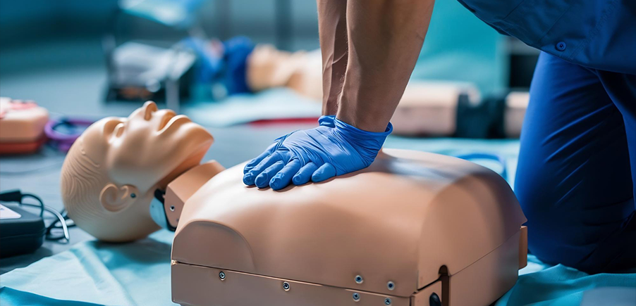 Treinamento de ACLS com compressão torácica em manequim