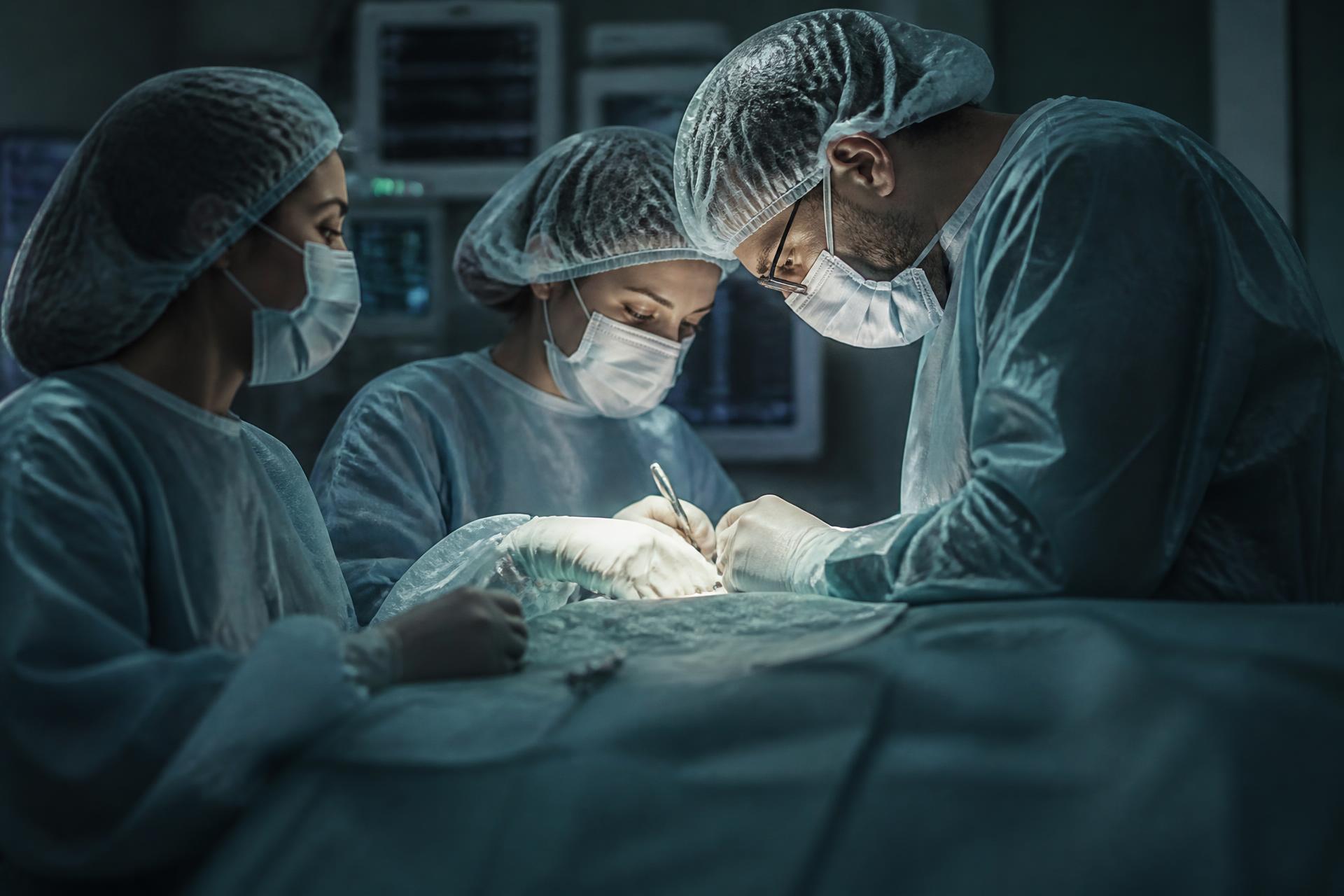 Equipe médica em centro cirúrgico durante procedimento